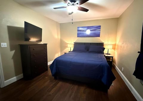 Bed, TV and multimedia, Bedroom