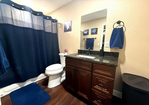 Shower, Toilet, Bathroom, Bath, towels