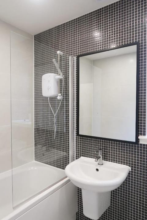 Spacious 2 Bed Apartment Near Glasgow Airport Apartment in Paisley