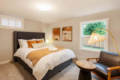 Bed, Photo of the whole room, Bedroom