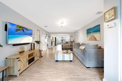 TV and multimedia, Living room, Seating area, Entertainment