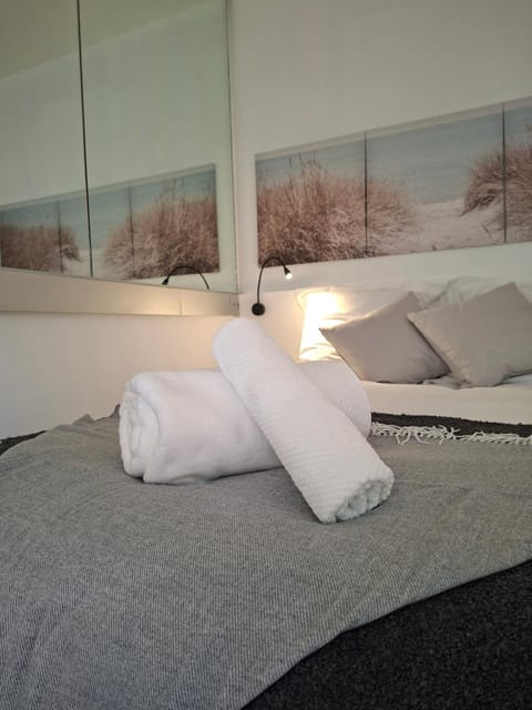 Bed, Bedroom, towels