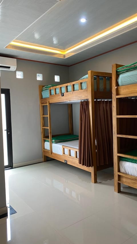 The Tis Guesthouse and Hostel Bed and Breakfast in North Kuta