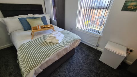 Bed, Photo of the whole room, Bedroom, internet, towels