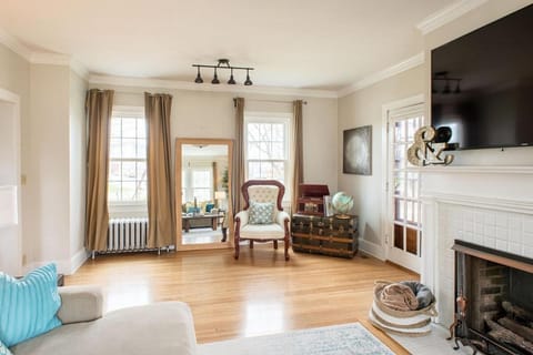 TV and multimedia, Living room, Seating area, Evening entertainment