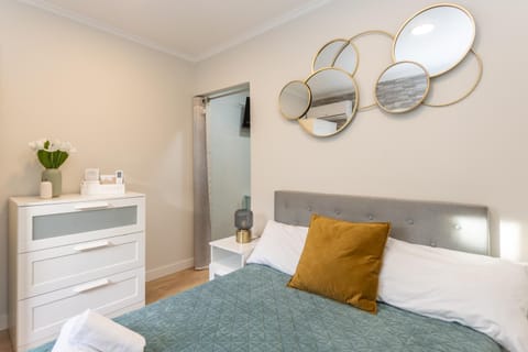 Bed, Photo of the whole room, Bedroom, towels