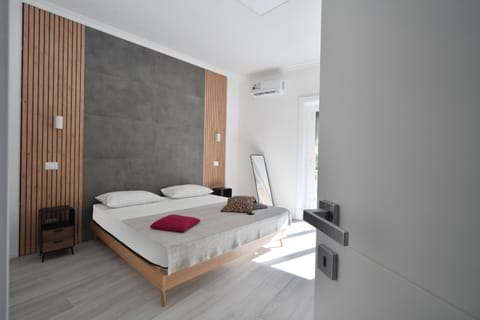 Bed, Photo of the whole room, Bedroom, towels, air conditioner