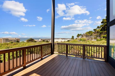 Pacific Horizon Escape House in Devils Lake