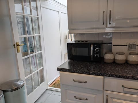Coffee/tea facilities, Kitchen or kitchenette, oven, stove