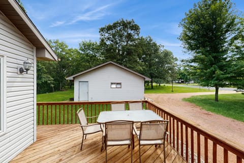 Rome Retreat- Steps from Beach & Golf House in Wisconsin