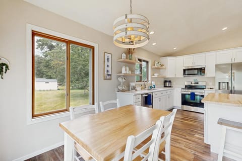 Rome Retreat- Steps from Beach & Golf House in Wisconsin