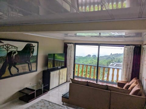 Natural landscape, View (from property/room), Balcony/Terrace, Living room, Seating area, Mountain view