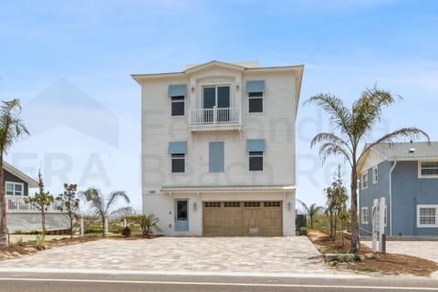 Experience oceanfront luxury with this spacious 5-bedroom house House in Fernandina Beach