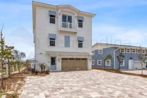 Experience oceanfront luxury with this spacious 5-bedroom house House in Fernandina Beach