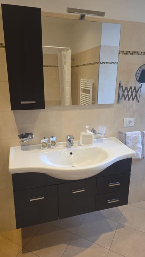 ROOMS CA' TUNIN- ideale per il Trenino Rosso- a pochi minuti a piedi dalla stazione Bed and Breakfast in Province of Brescia