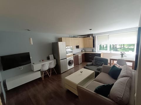 Communal lounge/ TV room, Living room, Seating area, Dining area, stove