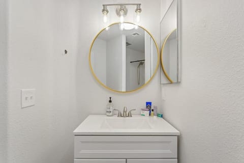 5 Mins JTNP, Pool, Trampoline, Volleyball, Games House in Joshua Tree