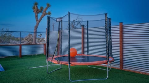5 Mins JTNP, Pool, Trampoline, Volleyball, Games House in Joshua Tree