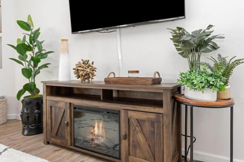 5 Mins JTNP, Pool, Trampoline, Volleyball, Games House in Joshua Tree