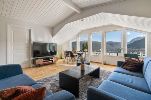 Natural landscape, TV and multimedia, Living room, Seating area, Evening entertainment, Mountain view