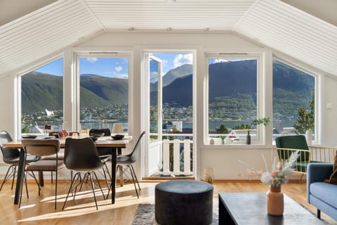 Day, Natural landscape, View (from property/room), Balcony/Terrace, Living room, Seating area, Dining area, Mountain view