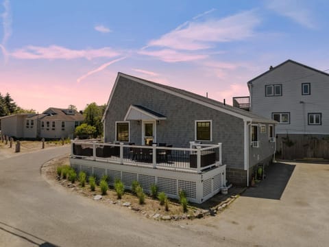 Beach Plum Cottage Steps to Beach Loft AC House in Newburyport