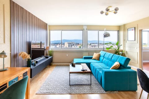 Communal lounge/ TV room, Natural landscape, TV and multimedia, Living room, Seating area, Evening entertainment