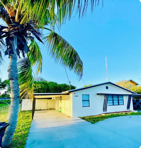 Serene 3-Bedroom renovated house with AC in Fort Lauderdale House in Oakland Park