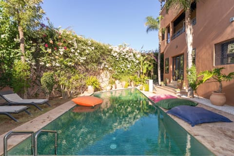 Property building, Patio, Day, Garden, Garden, Garden view, Pool view, Swimming pool, Swimming pool, sunbed