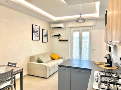Communal lounge/ TV room, Kitchen or kitchenette, Seating area, Dining area, stove, air conditioner