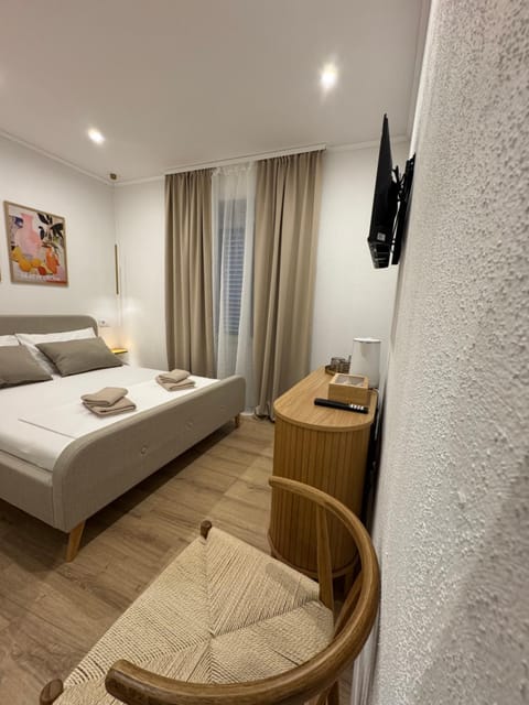 Bed, TV and multimedia, Photo of the whole room, Bedroom, towels