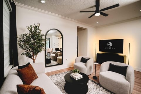 Communal lounge/ TV room, TV and multimedia, Living room, Seating area, Evening entertainment