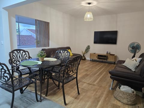 TV and multimedia, Living room, Seating area, Dining area