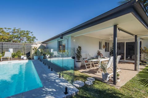 Patio, Swimming pool, sunbed