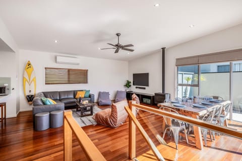 Communal lounge/ TV room, TV and multimedia, Living room, Seating area, Dining area, Evening entertainment, fireplace, air conditioner