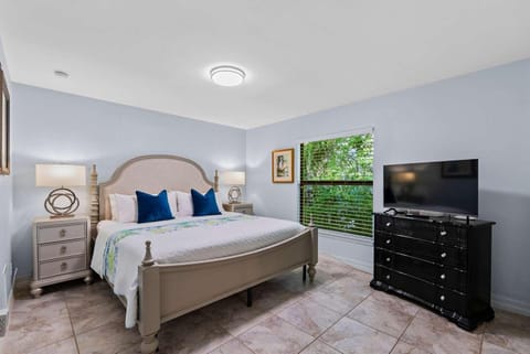 Bed, TV and multimedia, Photo of the whole room, Evening entertainment, Bedroom, air conditioner