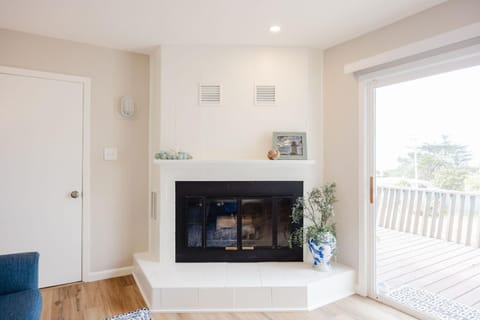 The Coastal Retreat Scenic Harbor Ocean Views Walk to Beach Restaurants House in El Granada