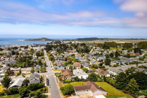 The Coastal Retreat Scenic Harbor Ocean Views Walk to Beach Restaurants House in El Granada