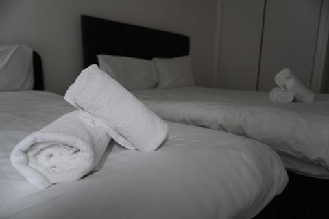 Bed, Bedroom, towels