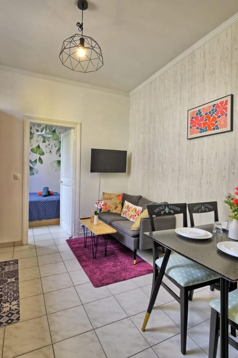 Communal lounge/ TV room, TV and multimedia, Living room, Dining area