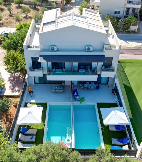 Property building, Patio, Day, Garden, Balcony/Terrace, Garden view, Pool view, Swimming pool, sunbed