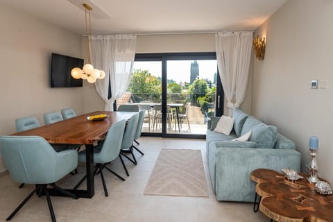 TV and multimedia, View (from property/room), Balcony/Terrace, Living room, Seating area, Dining area