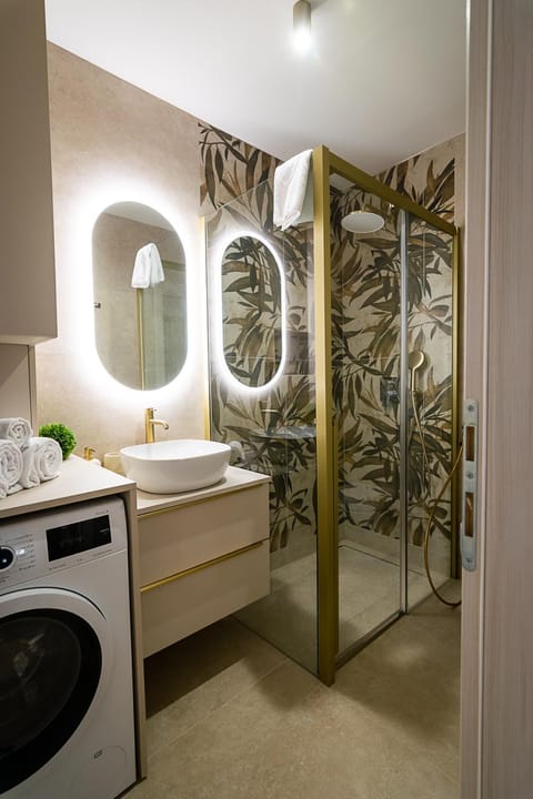 Shower, Bathroom, towels, washing machine