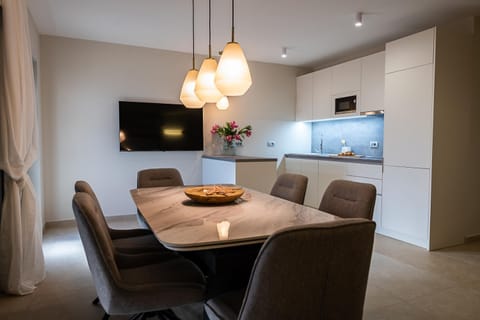 TV and multimedia, Kitchen or kitchenette, Seating area, Dining area