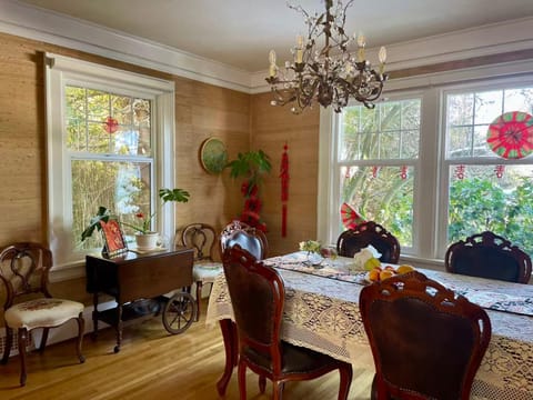 Garden, Living room, Seating area, Dining area, Garden view