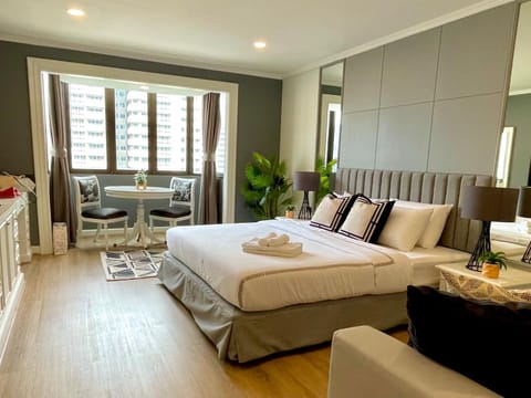 Bed, Seating area, Bedroom