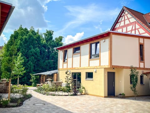 Property building, Garden, Balcony/Terrace