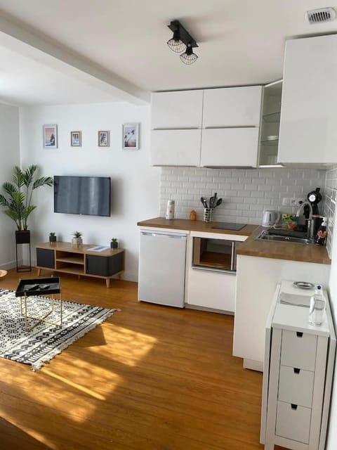 Coffee/tea facilities, Kitchen or kitchenette, dishwasher, oven, stove