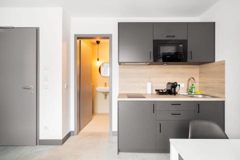 Bathroom, Coffee/tea facilities, Kitchen or kitchenette, Dining area, microwave, stove