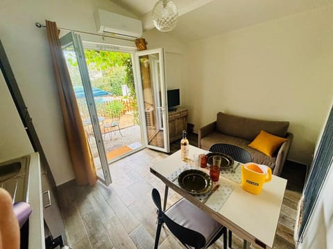Communal lounge/ TV room, TV and multimedia, Balcony/Terrace, Dining area